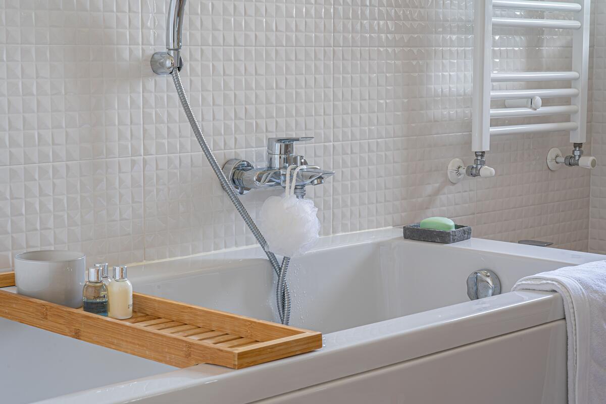 Une baignoire en applique est plus facile d'installation
