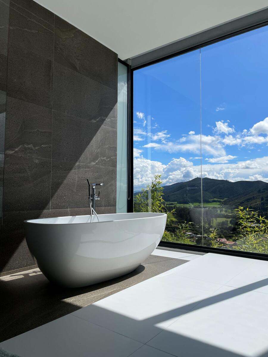 vue panoramique d'une salle de bains avec une baignoire îlot design