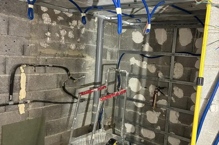 Dépose, puis plomberie et électricité