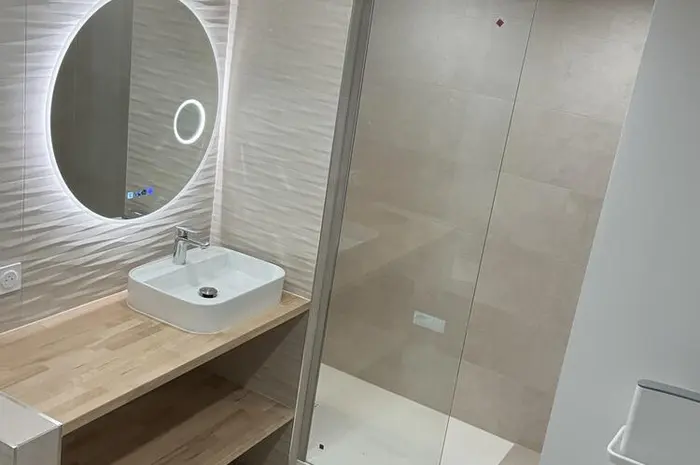 carrelage, peinture, pose des sanitaires et meubles