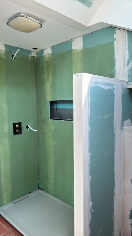 Création de cloison pour délimiter un espace (ici toilette et douche)
