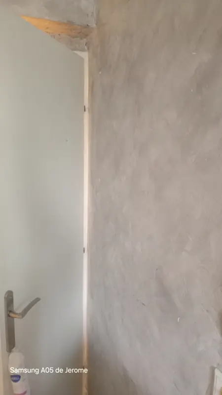 Avant : mur enduit en stuc