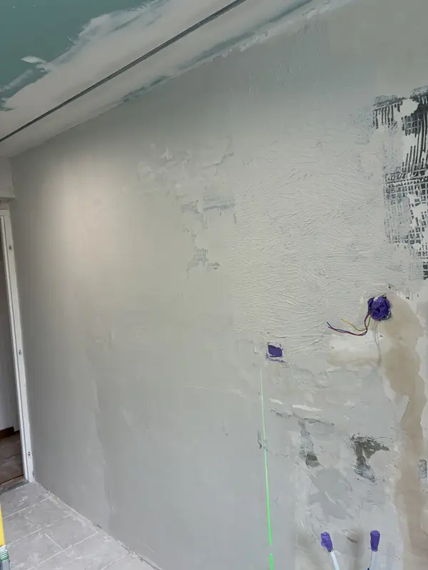 Ratissage du mur enduit en stuc phase 1