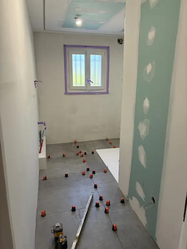 pose carrelage au sol et changement plomberie lavabo/ pose du receveur de douche