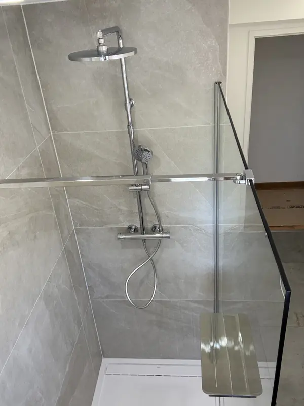 Carrelage douche et pose de la robinetterie