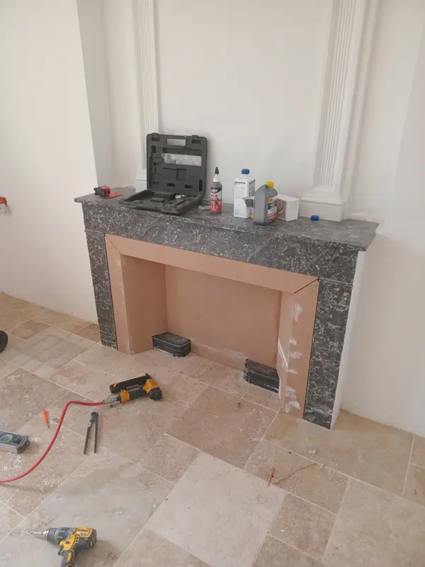 realisation d'un caisson pour cheminée en mauvais état permettant de faire ressortir le marbre noir veiné 