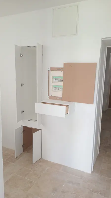 meuble d'entrée encastré et cache compteur electrique avec panneau coulissant et vide poche a tiroir