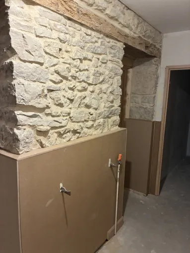décapage des mur pour faire apparaitre les pierres et jointoiement a la chaux 