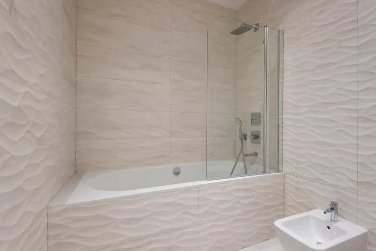 Pose de baignoire en applique, Belley, AINPACT'RÉNOV