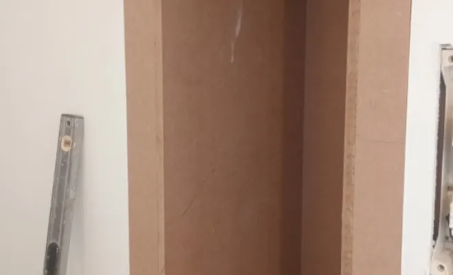 réalisation meuble de rangement encastré avec portes affleurantes.