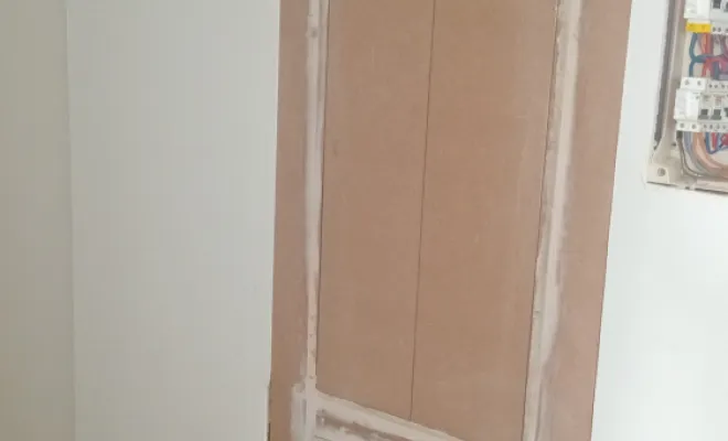 réalisation meuble de rangement encastré avec portes affleurantes.