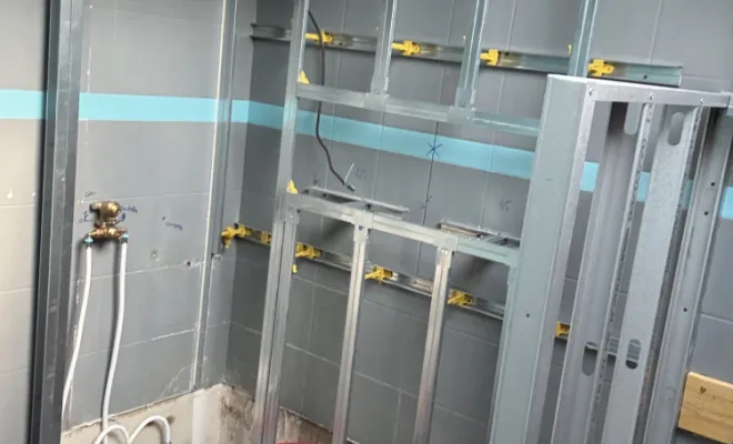 Création bâti support et contre cloison vide sanitaire et modification des évacuations (évier, douche, toilette) + électricité