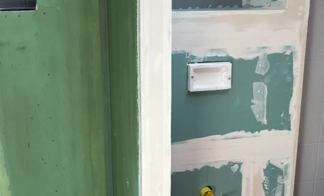 Séparation entre douche et toilette