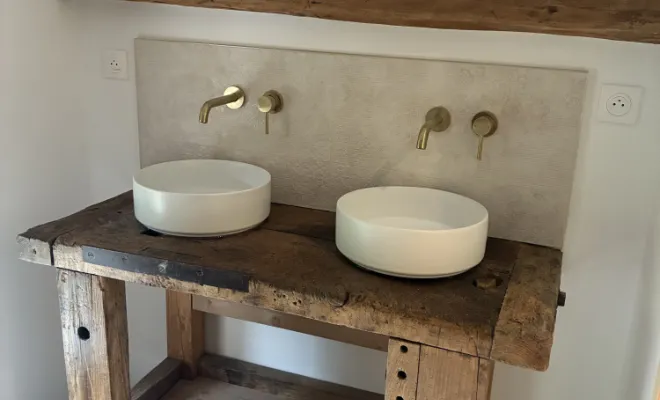 Vieil établi rénové en meuble pour évier de salle de bain