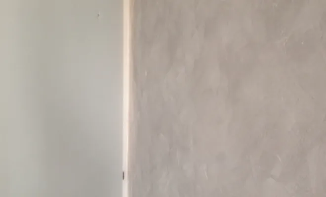 Avant : mur enduit en stuc