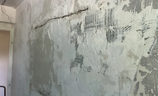 Grattage de l'enduit stuc