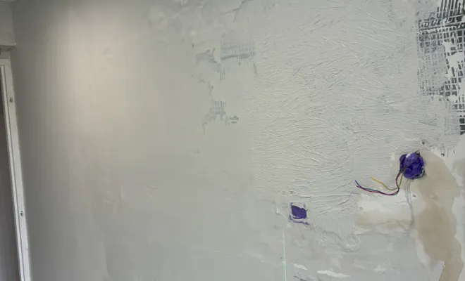 Ratissage du mur enduit en stuc phase 1