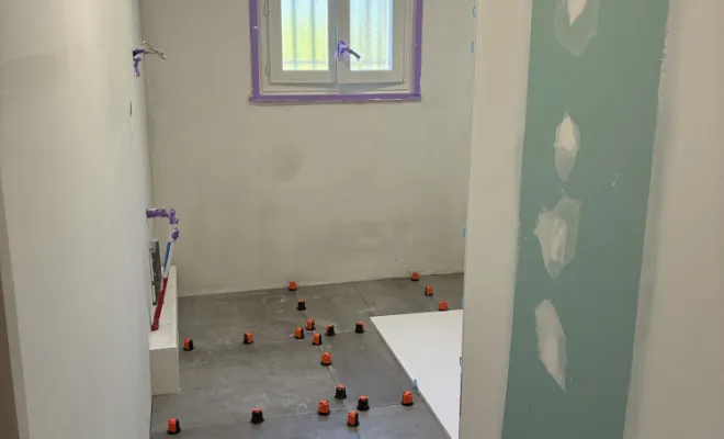 pose carrelage au sol et changement plomberie lavabo/ pose du receveur de douche