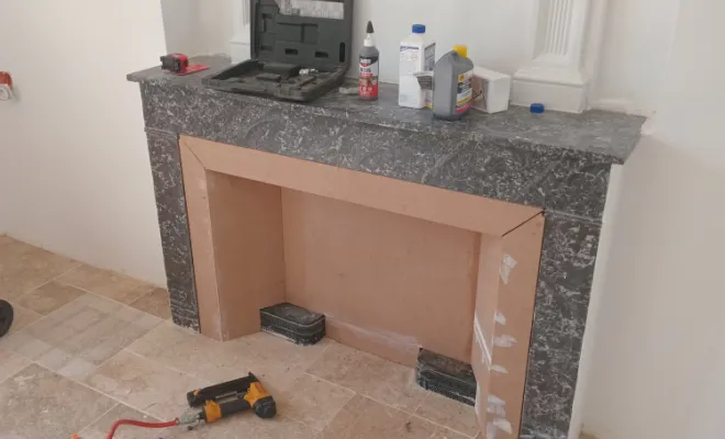 realisation d'un caisson pour cheminée en mauvais état permettant de faire ressortir le marbre noir veiné 