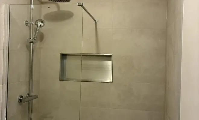 carrelage, sanitaires et colonne de douche, niche rétroéclairée